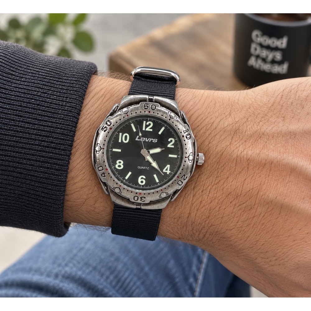 Vintage Levi’s Men’s Watch Black Dial Woven Nylon Strap New Battery LEVU3116